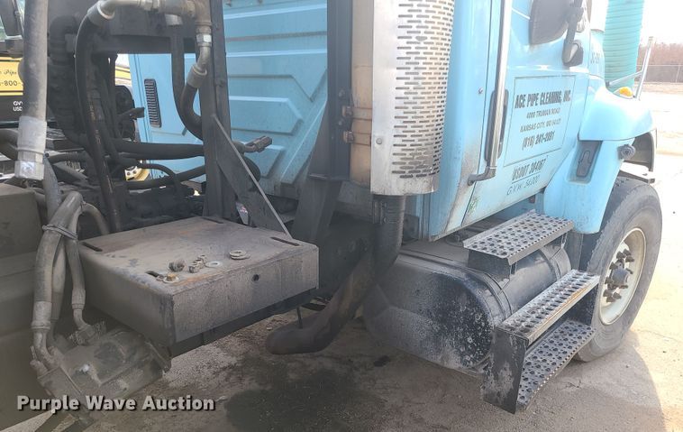 image for item LJ9421 2005 International 7500  sewer jetter truck