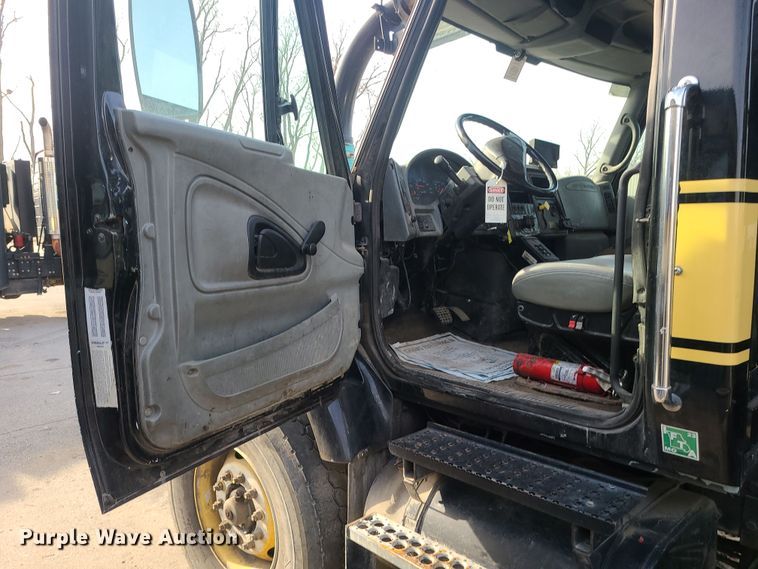 image for item LJ9422 2005 International 7500  sewer jetter truck