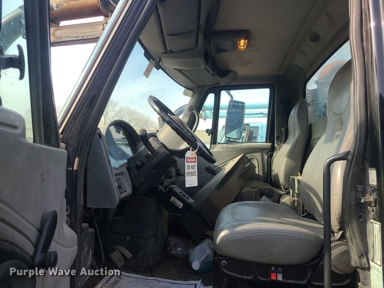 image for item LJ9422 2005 International 7500  sewer jetter truck