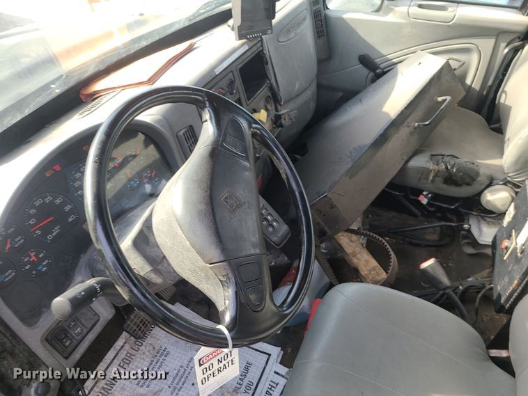 image for item LJ9422 2005 International 7500  sewer jetter truck