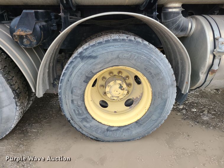 image for item LJ9423 2001 Sterling  sewer jetter truck