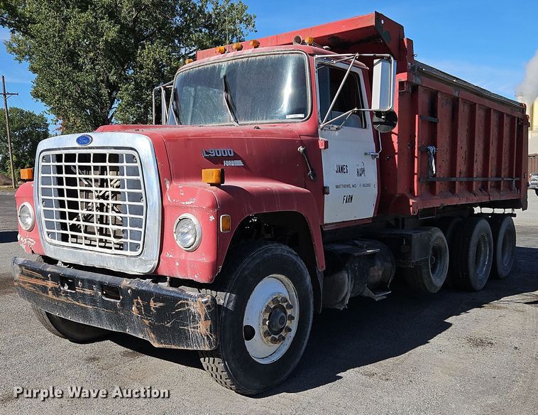 image for item LM9269 1986 Ford L9000  dump truck