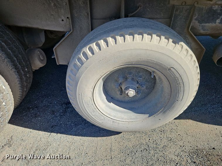 image for item LM9269 1986 Ford L9000  dump truck