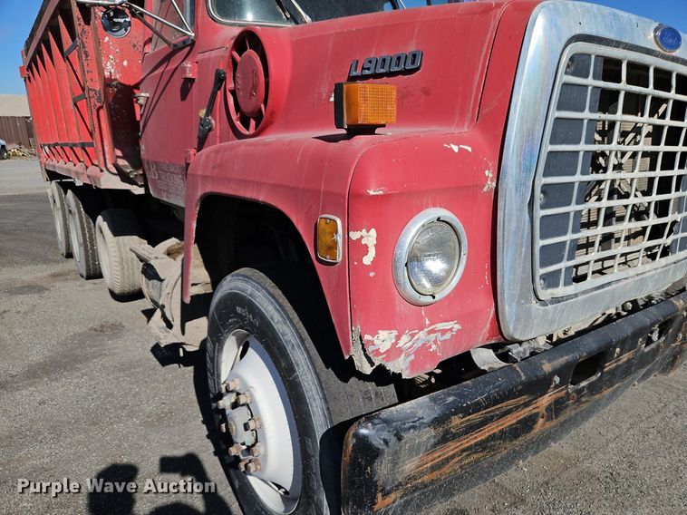image for item LM9269 1986 Ford L9000  dump truck
