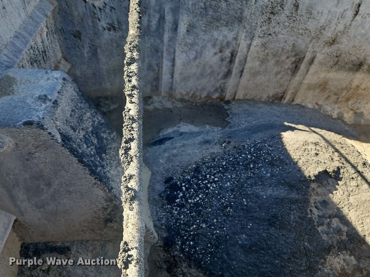 image for item LM9269 1986 Ford L9000  dump truck