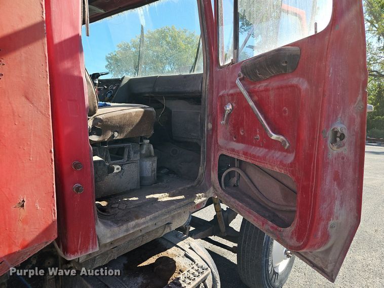 image for item LM9269 1986 Ford L9000  dump truck