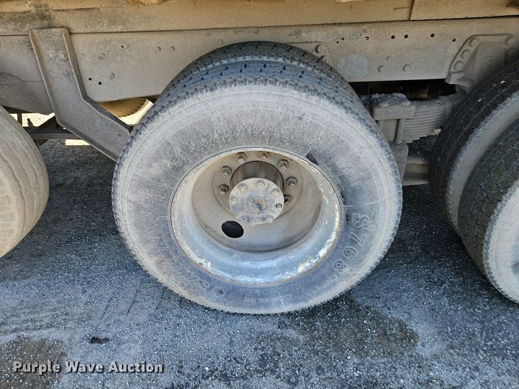 image for item LM9269 1986 Ford L9000  dump truck