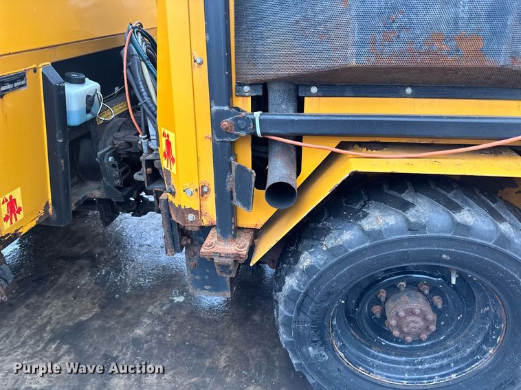 image for item LO9440 Trackless MT MT5T  municipal tractor