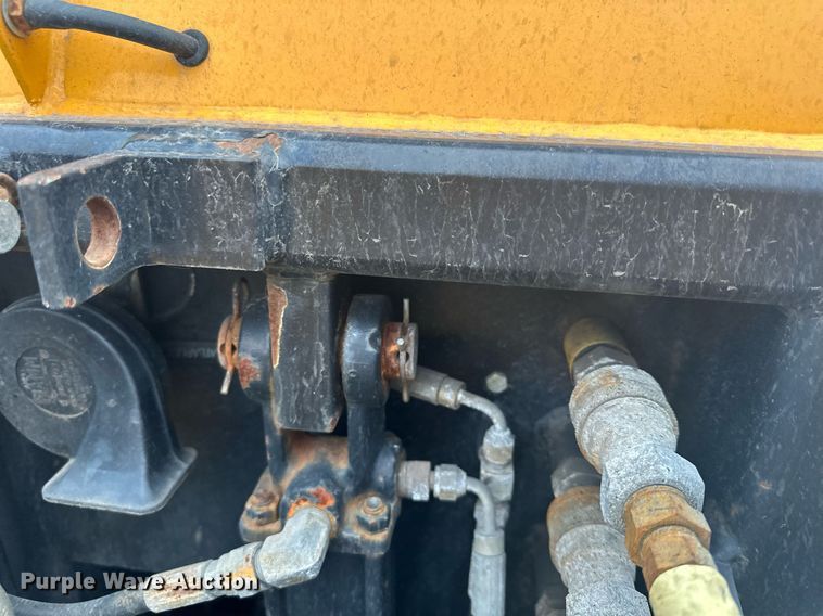 image for item LO9440 Trackless MT MT5T  municipal tractor