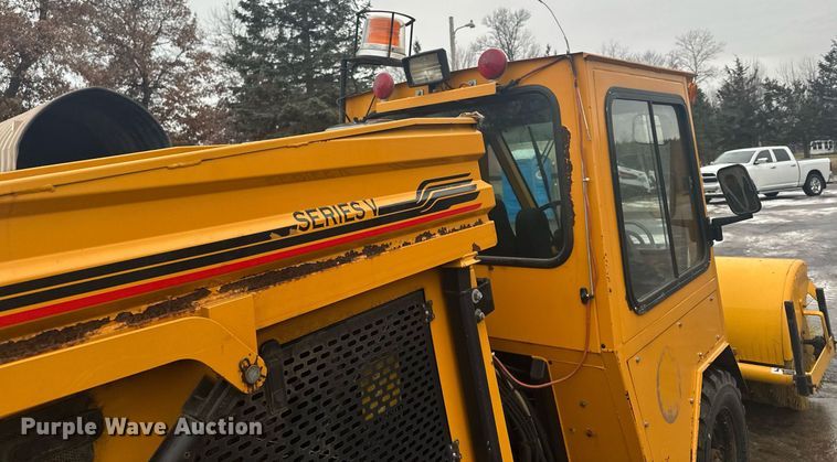 image for item LO9440 Trackless MT MT5T  municipal tractor