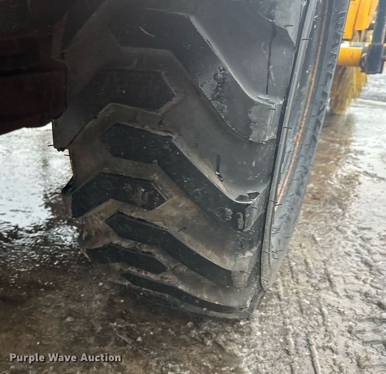 image for item LO9440 Trackless MT MT5T  municipal tractor