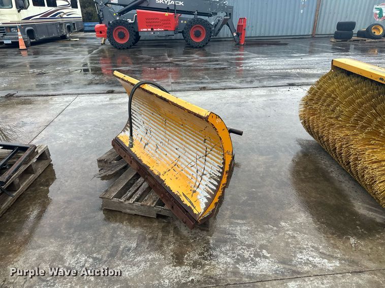 image for item LO9440 Trackless MT MT5T  municipal tractor