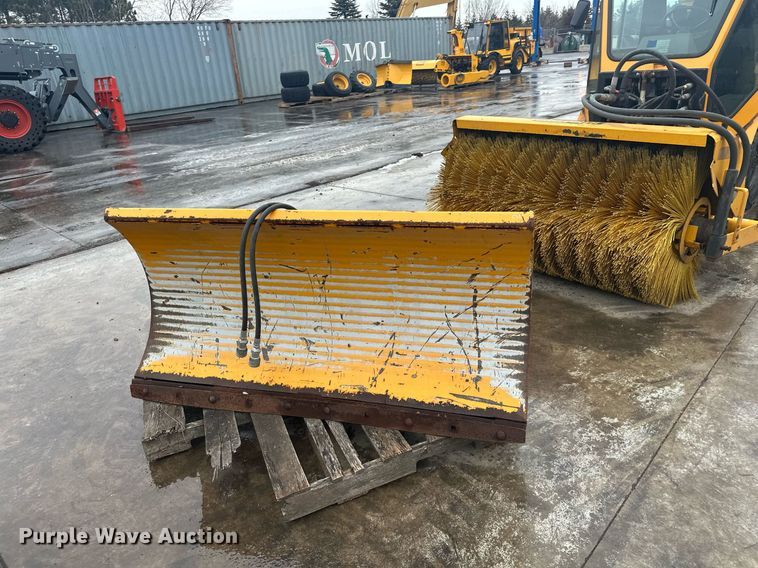 image for item LO9440 Trackless MT MT5T  municipal tractor