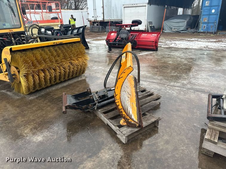 image for item LO9440 Trackless MT MT5T  municipal tractor