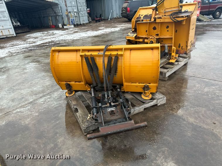 image for item LO9440 Trackless MT MT5T  municipal tractor