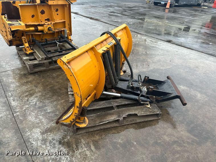 image for item LO9440 Trackless MT MT5T  municipal tractor