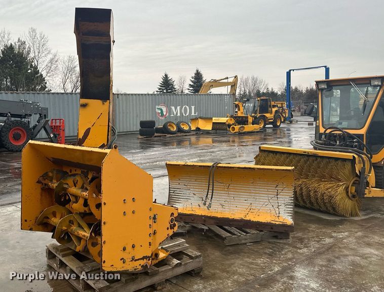 image for item LO9440 Trackless MT MT5T  municipal tractor