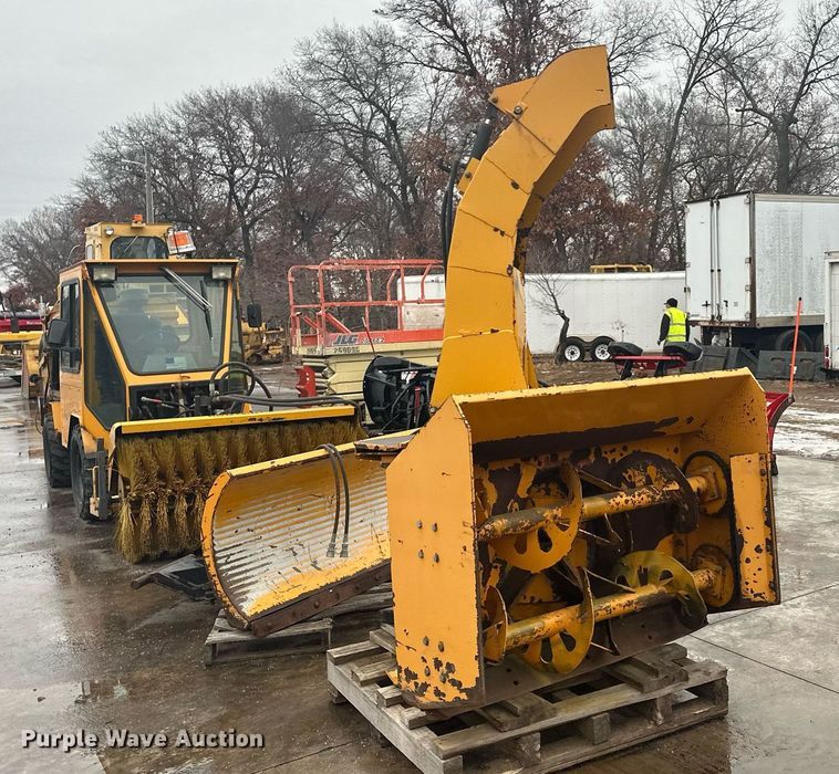 image for item LO9440 Trackless MT MT5T  municipal tractor