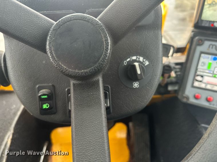 image for item LO9441 2012 MB MSV  municipal tractor