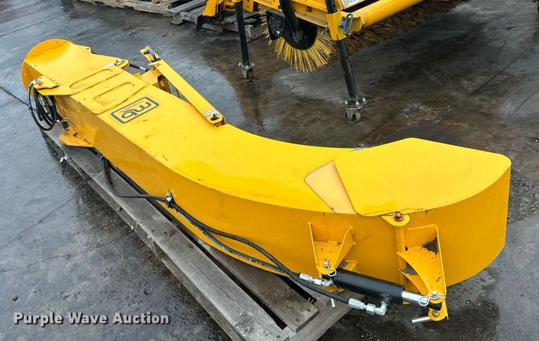 image for item LO9441 2012 MB MSV  municipal tractor