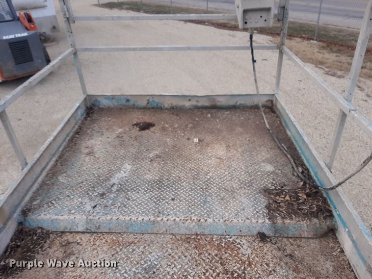 image for item LX9984 JLG 33RTS  scissor lift