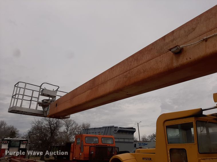 image for item LX9992 1995 Snorkelift TB80 boom lift