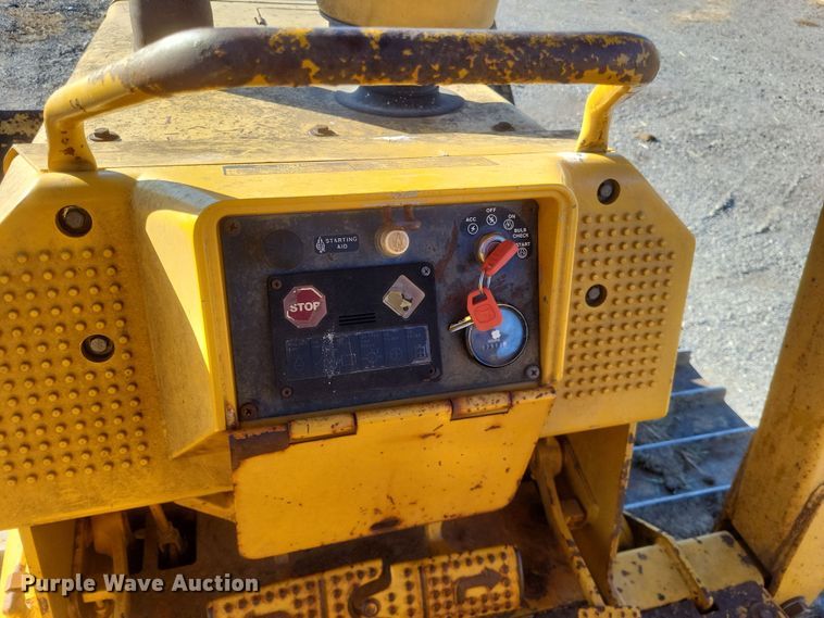 image for item MI9828 1989 John Deere 650G  dozer