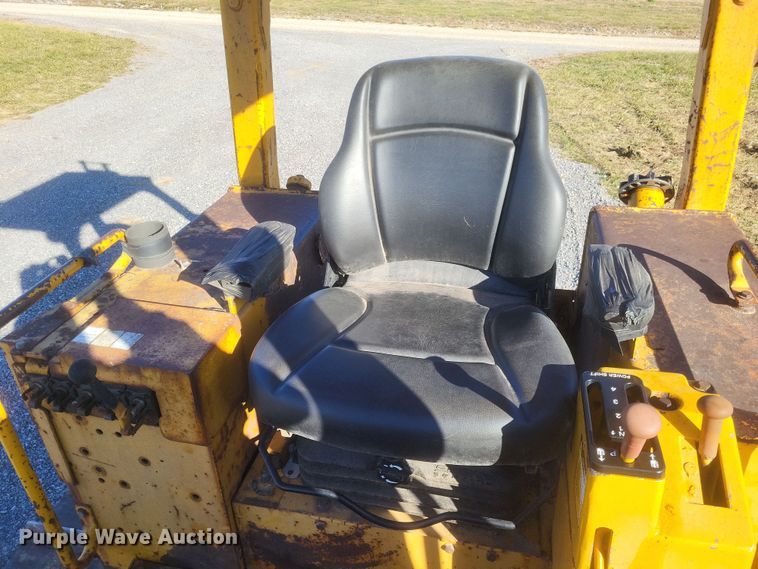 image for item MI9828 1989 John Deere 650G  dozer