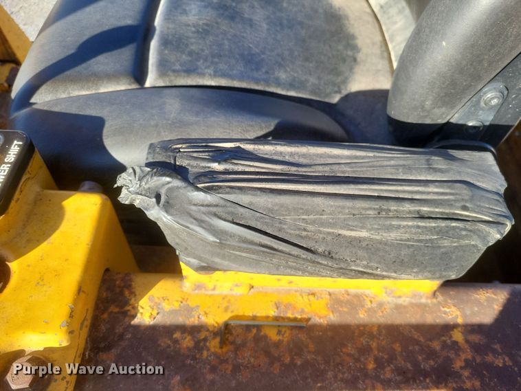 image for item MI9828 1989 John Deere 650G  dozer