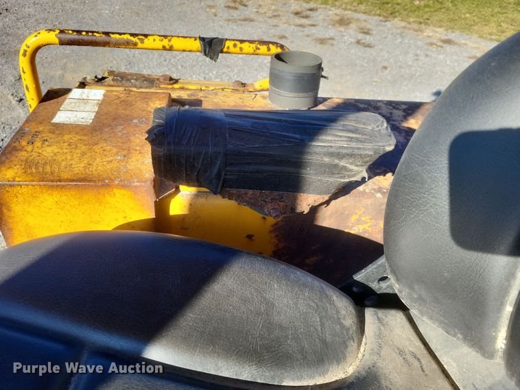 image for item MI9828 1989 John Deere 650G  dozer