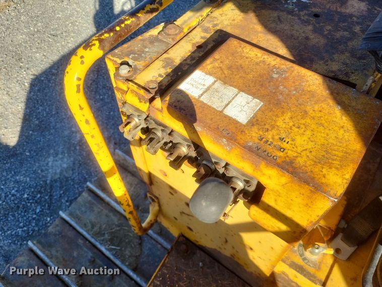 image for item MI9828 1989 John Deere 650G  dozer