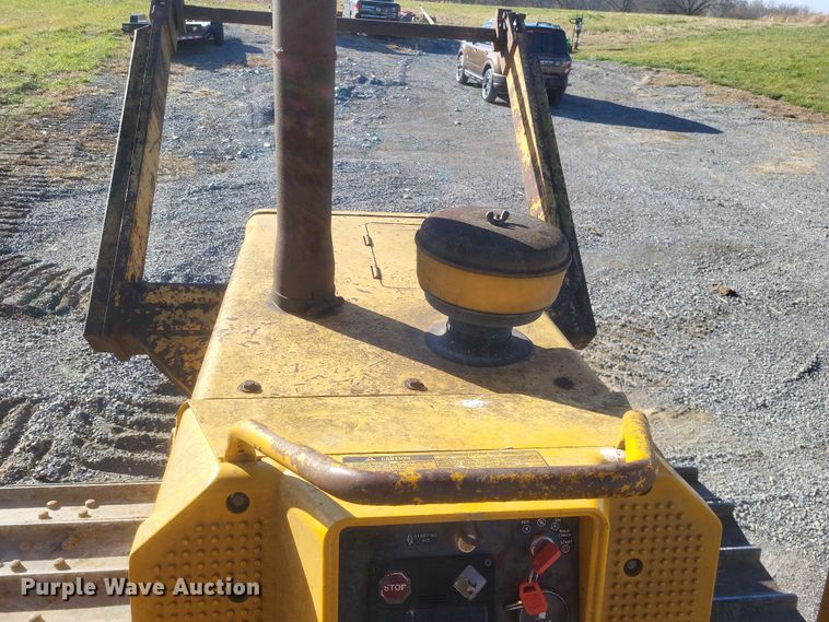 image for item MI9828 1989 John Deere 650G  dozer