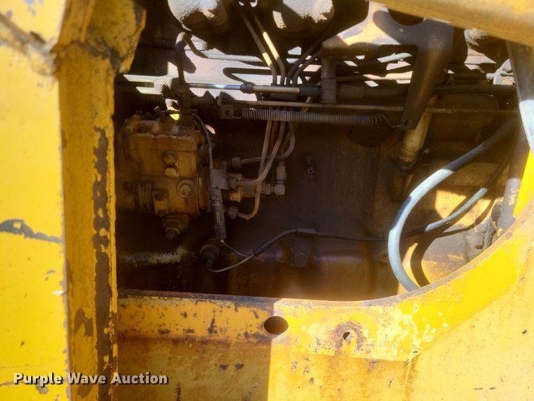 image for item MI9828 1989 John Deere 650G  dozer