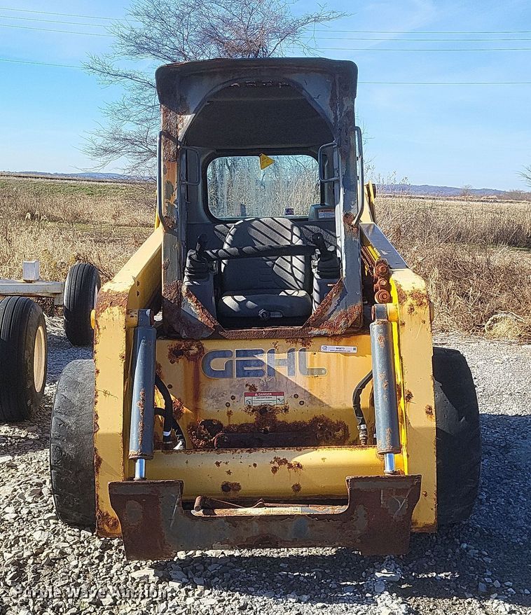 image for item MI9870 2013 Gehl R220  skid steer loader