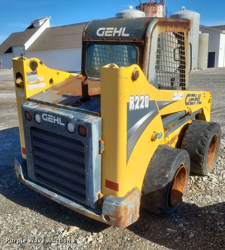 image for item MI9870 2013 Gehl R220  skid steer loader