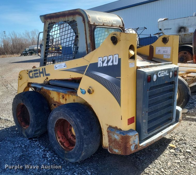 image for item MI9870 2013 Gehl R220  skid steer loader