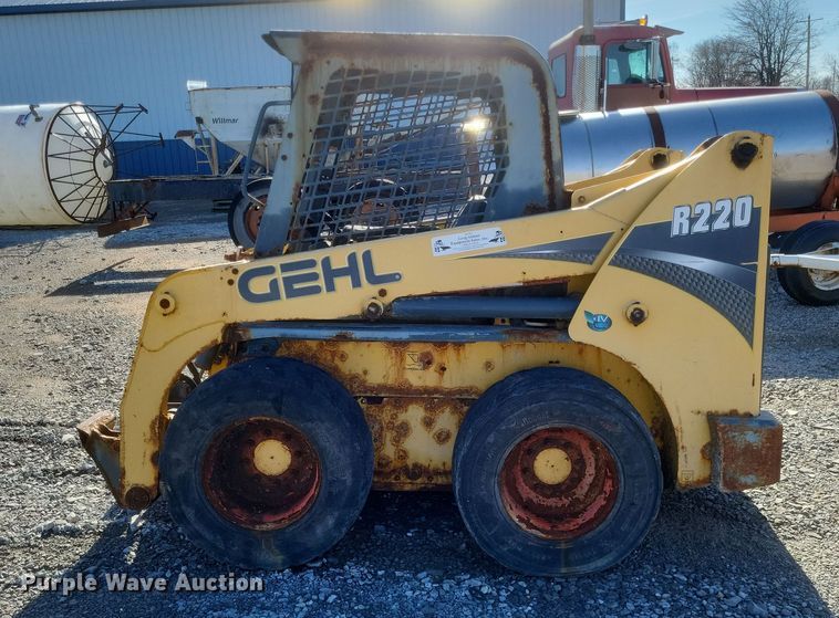 image for item MI9870 2013 Gehl R220  skid steer loader