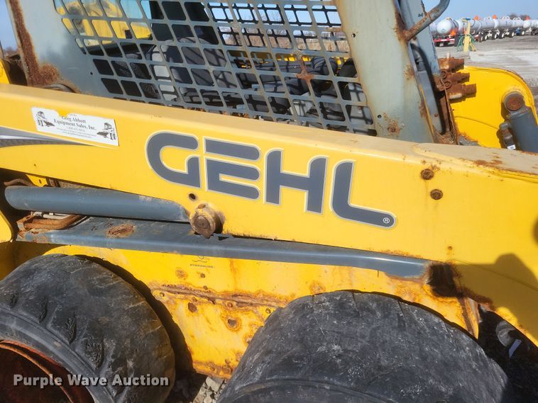image for item MI9870 2013 Gehl R220  skid steer loader