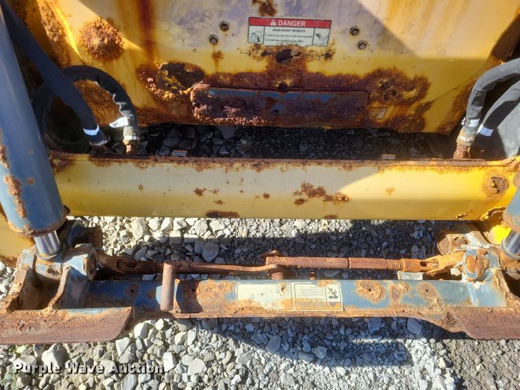 image for item MI9870 2013 Gehl R220  skid steer loader