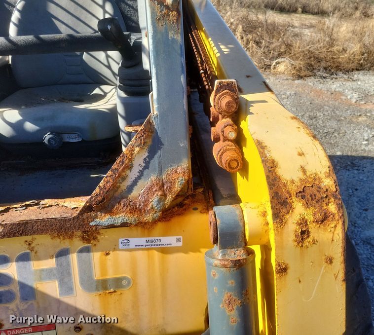 image for item MI9870 2013 Gehl R220  skid steer loader