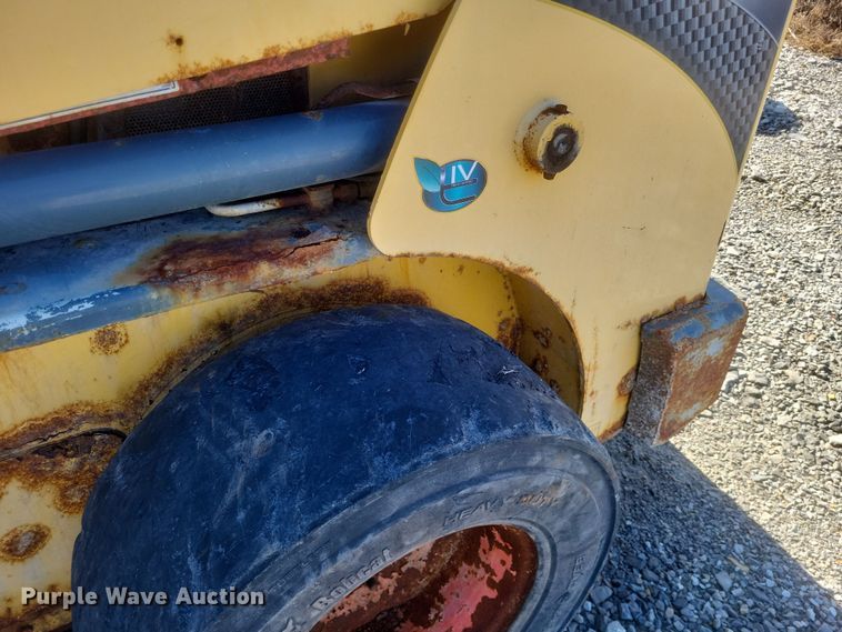 image for item MI9870 2013 Gehl R220  skid steer loader