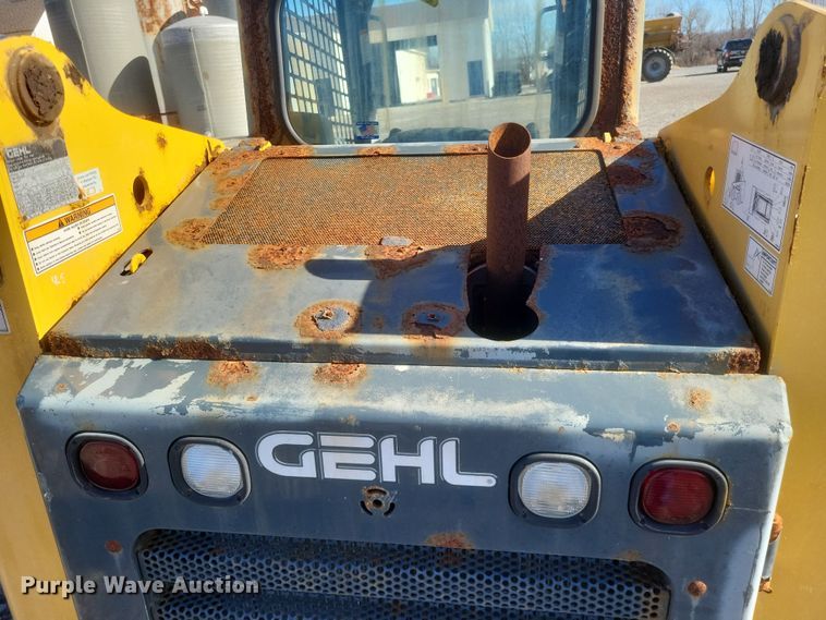 image for item MI9870 2013 Gehl R220  skid steer loader