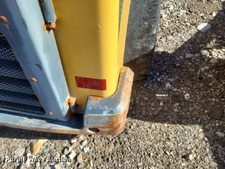 image for item MI9870 2013 Gehl R220  skid steer loader