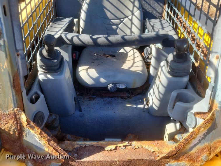 image for item MI9870 2013 Gehl R220  skid steer loader