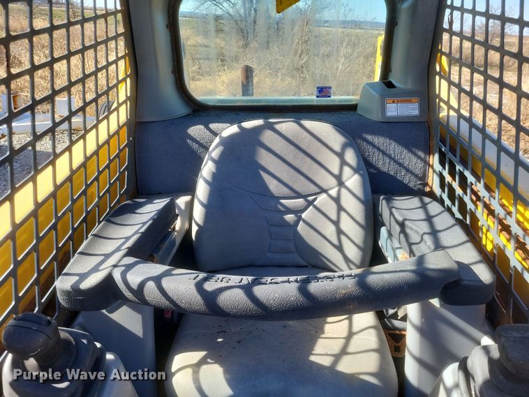 image for item MI9870 2013 Gehl R220  skid steer loader