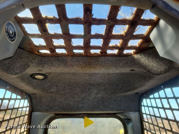 image for item MI9870 2013 Gehl R220  skid steer loader