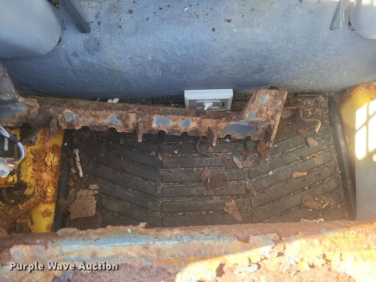 image for item MI9870 2013 Gehl R220  skid steer loader