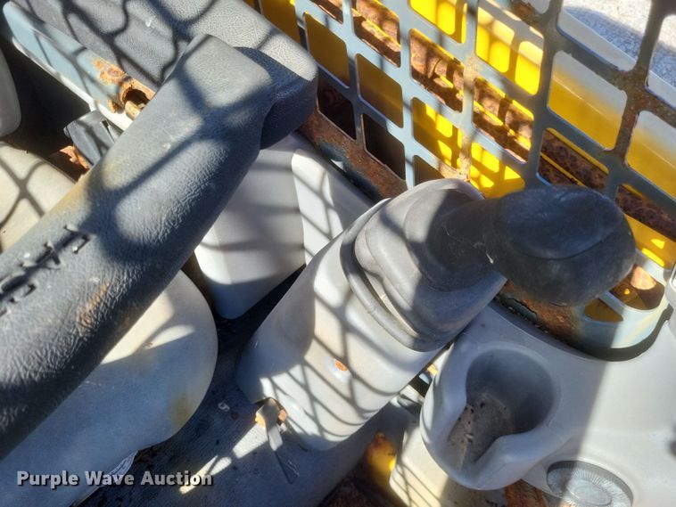 image for item MI9870 2013 Gehl R220  skid steer loader