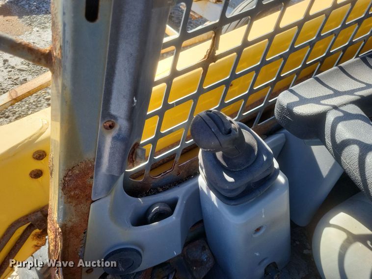 image for item MI9870 2013 Gehl R220  skid steer loader