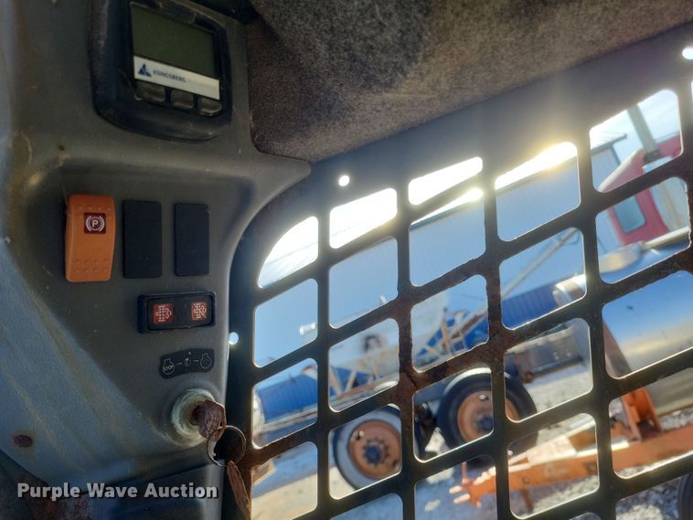 image for item MI9870 2013 Gehl R220  skid steer loader